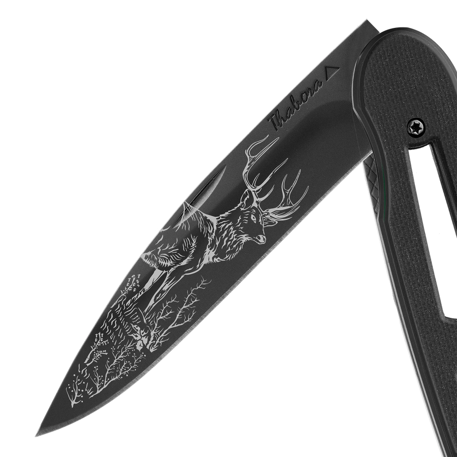 Couteau acier finition titane noir plaquette ajourée résine g10 noir motif «cerf»