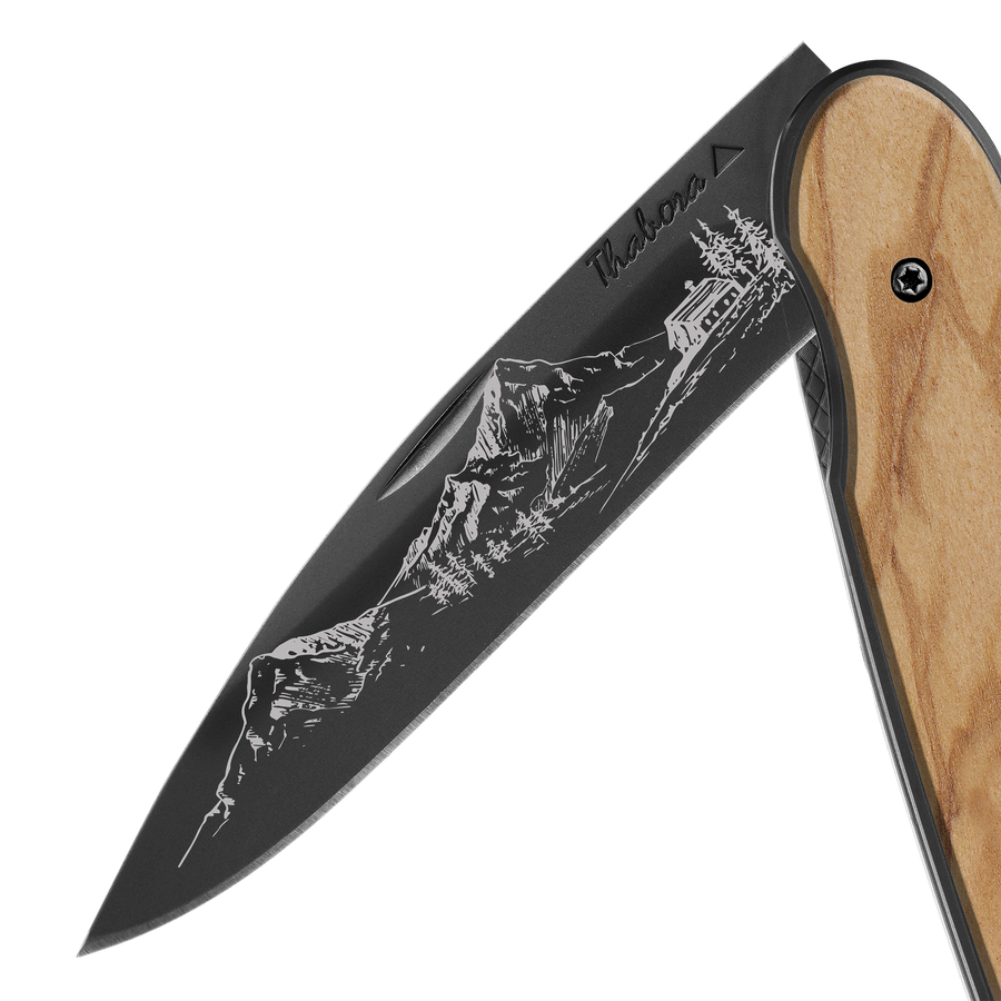 Couteau acier finition titane noir plaquette pleine bois clair motif «montagne»