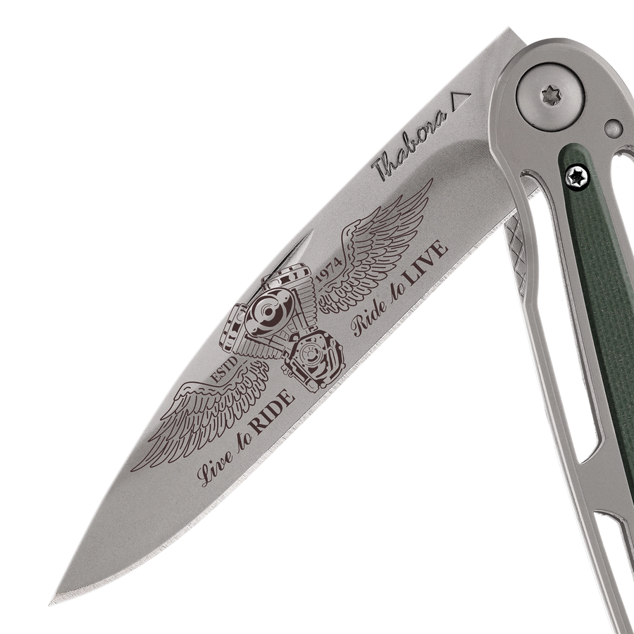 Couteau acier finition titane gris plaquette centrale résine g10 kaki motif «biker ailes»