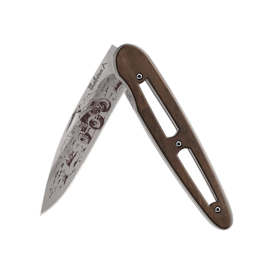 Couteau acier finition titane gris plaquette ajourée bois foncé motif «quad»