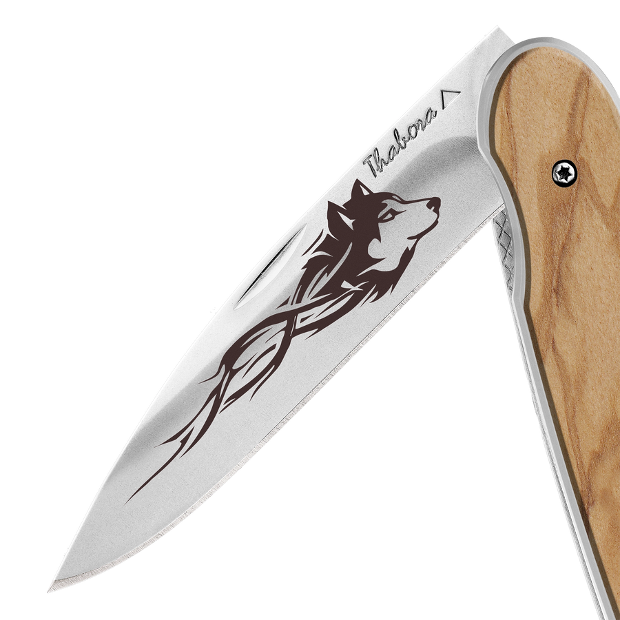 Couteau acier finition brillante plaquette pleine bois clair motif «loup tribal»
