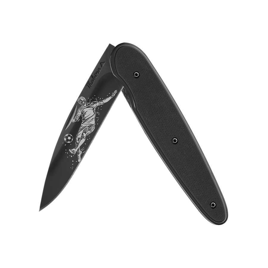 Couteau acier finition titane noir plaquette pleine résine g10 noir motif «footballeur»