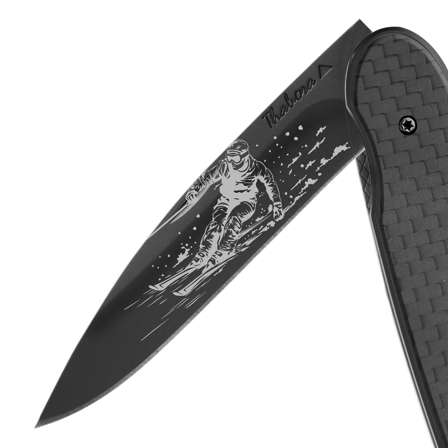 Couteau acier finition titane noir plaquette pleine carbone motif «skieur»