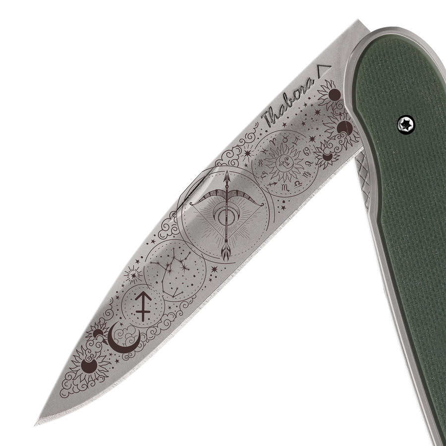 Couteau acier finition titane gris plaquette pleine résine g10 kaki motif «zodiaque sagittaire»