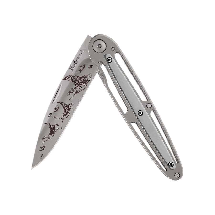 Couteau acier finition titane gris plaquette centrale acier brossé motif «raie manta»