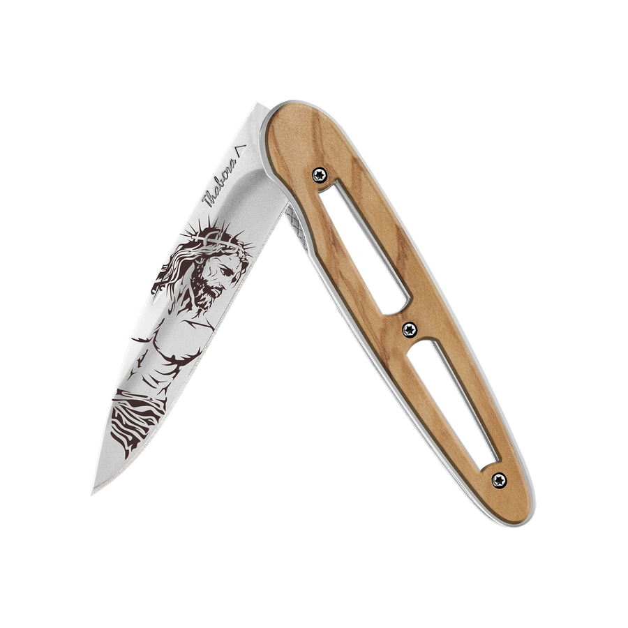Couteau acier finition brillante plaquette ajourée bois clair motif «christ»