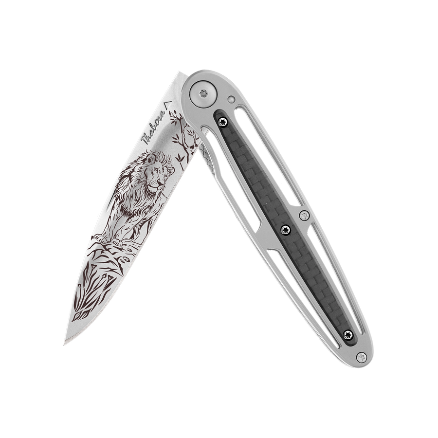 Couteau acier finition brillante plaquette centrale carbone motif «lion»
