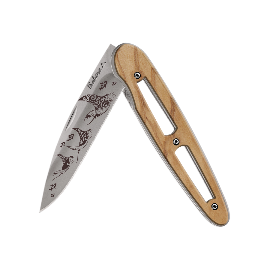 Couteau acier finition titane gris plaquette ajourée bois clair motif «raie manta»