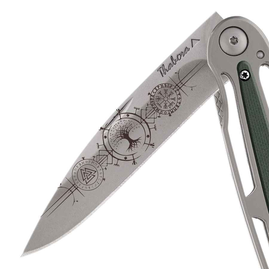 Couteau acier finition titane gris plaquette centrale résine g10 kaki motif «runes viking»