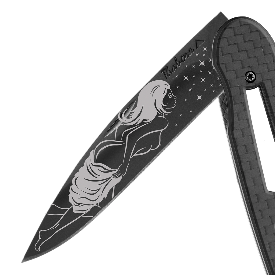 Couteau acier finition titane noir plaquette ajourée carbone motif «femme dénudée»