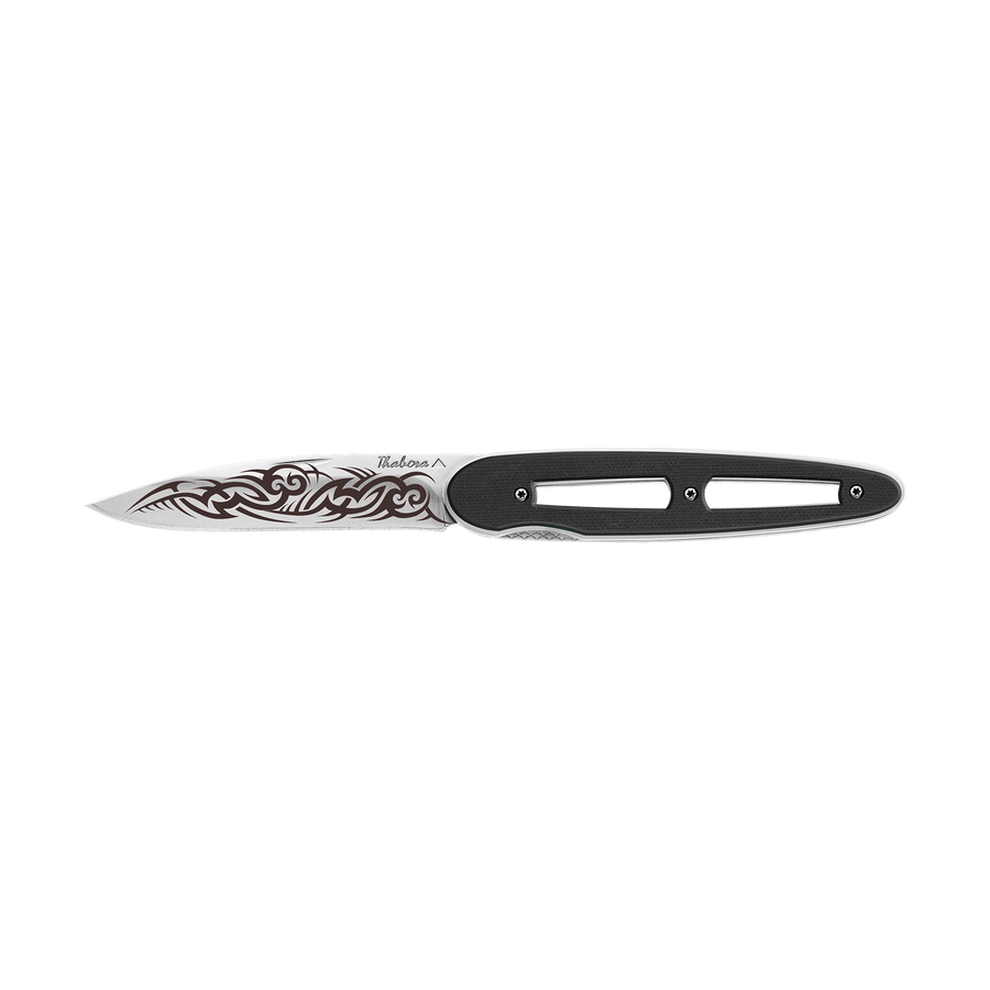 Couteau acier finition brillante plaquette ajourée résine g10 noir motif «tribal gothique»