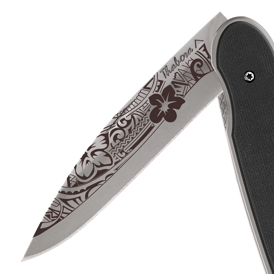 Couteau acier finition titane gris plaquette pleine résine g10 noir motif «polynésien»