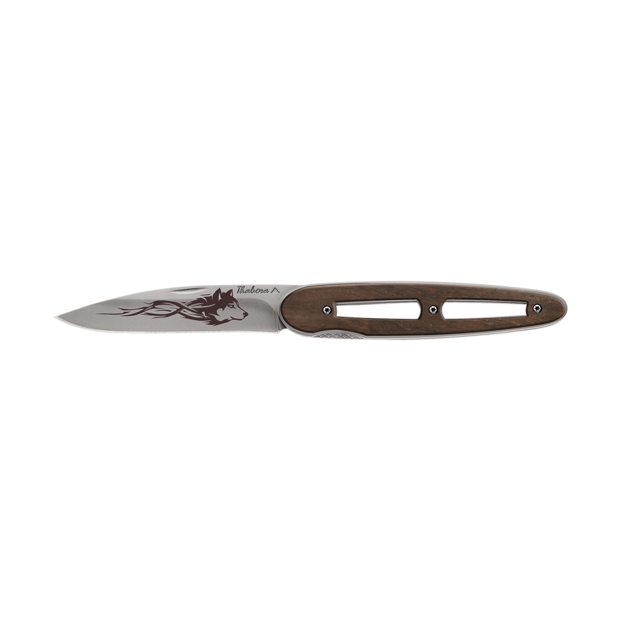 Couteau acier finition titane gris plaquette ajourée bois foncé motif «loup tribal»