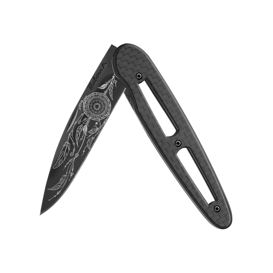 Couteau acier finition titane noir plaquette ajourée carbone motif «attrape rêves»
