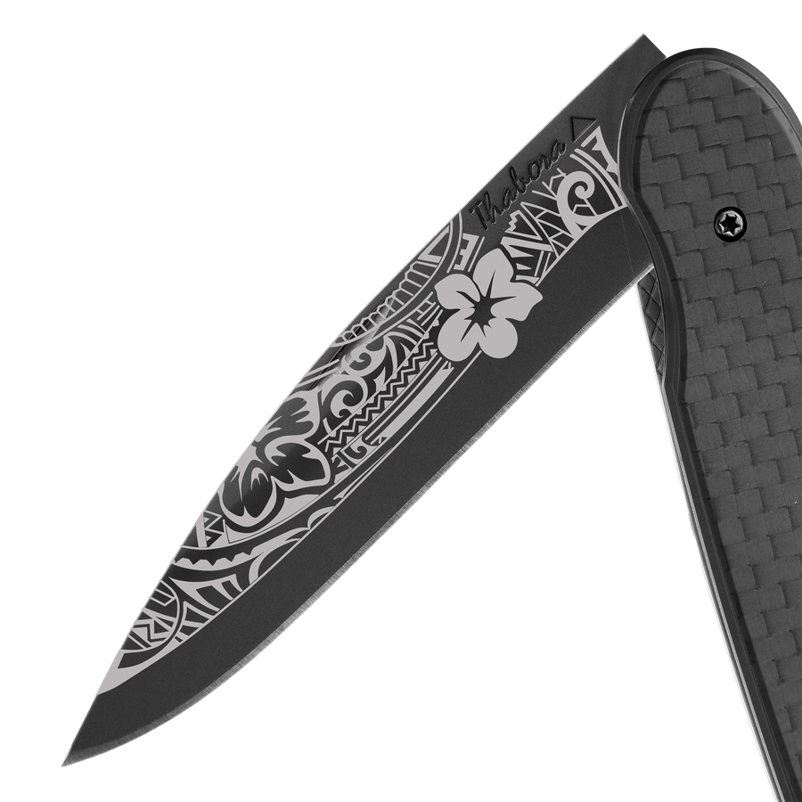 Couteau acier finition titane noir plaquette pleine carbone motif «polynésien»