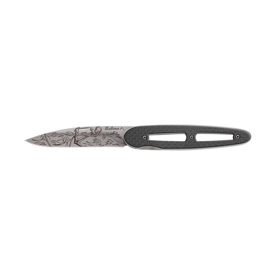 Couteau acier finition titane gris plaquette ajourée carbone motif «ancre»