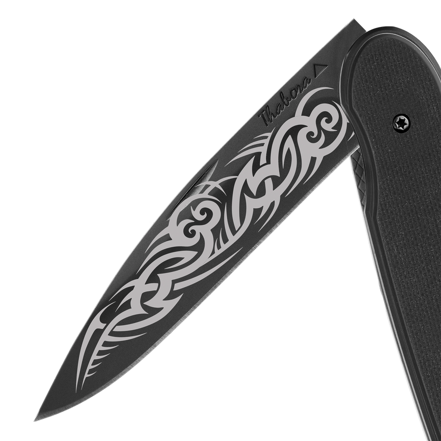 Couteau acier finition titane noir plaquette pleine résine g10 noir motif «tribal gothique»