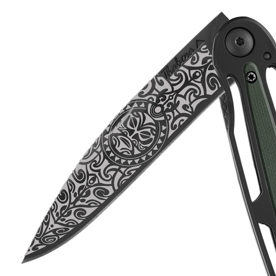 Couteau acier finition titane noir plaquette centrale résine g10 kaki motif «tiki»