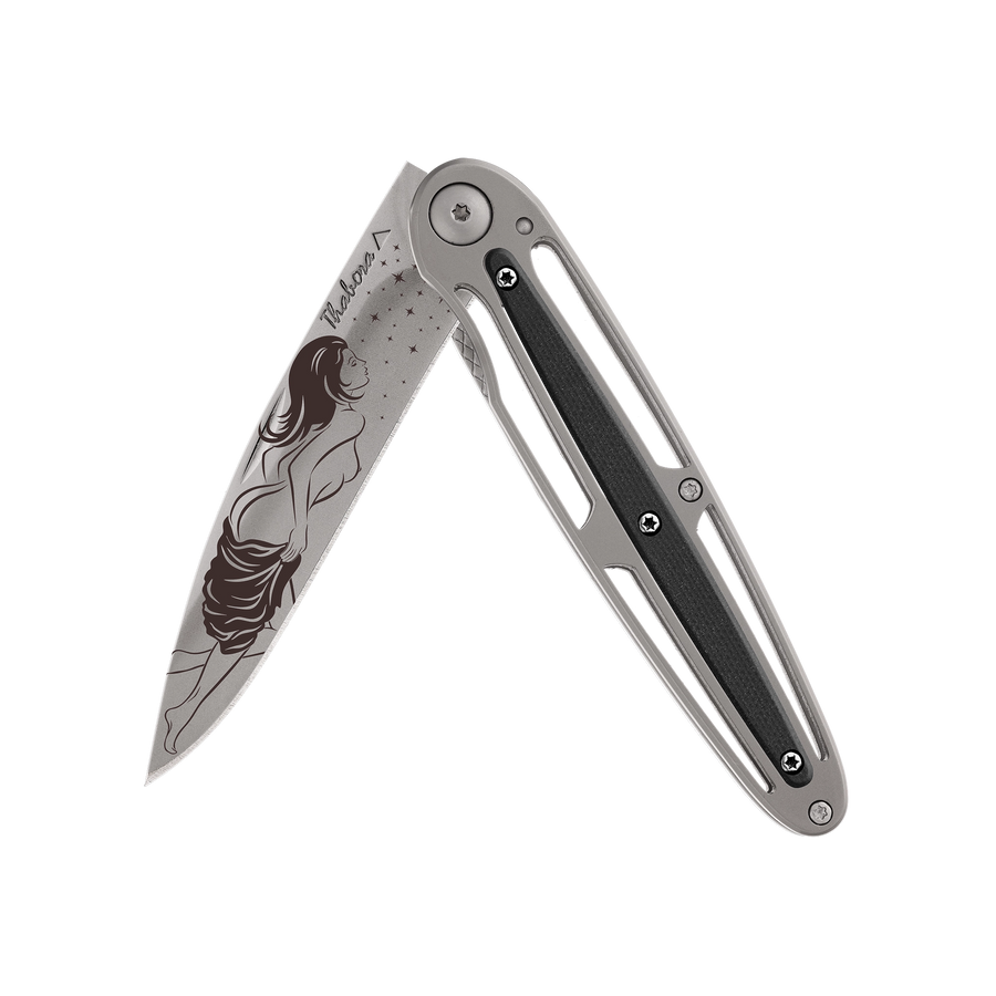 Couteau acier finition titane gris plaquette centrale résine g10 noir motif «femme dénudée»