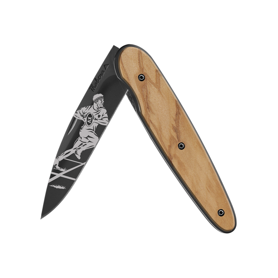 Couteau acier finition titane noir plaquette pleine bois clair motif «rugbyman»