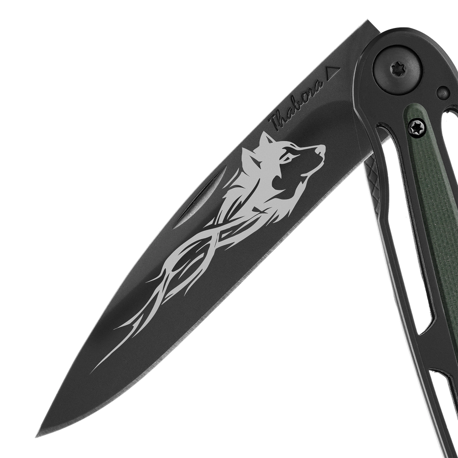 Couteau acier finition titane noir plaquette centrale résine g10 kaki motif «loup tribal»