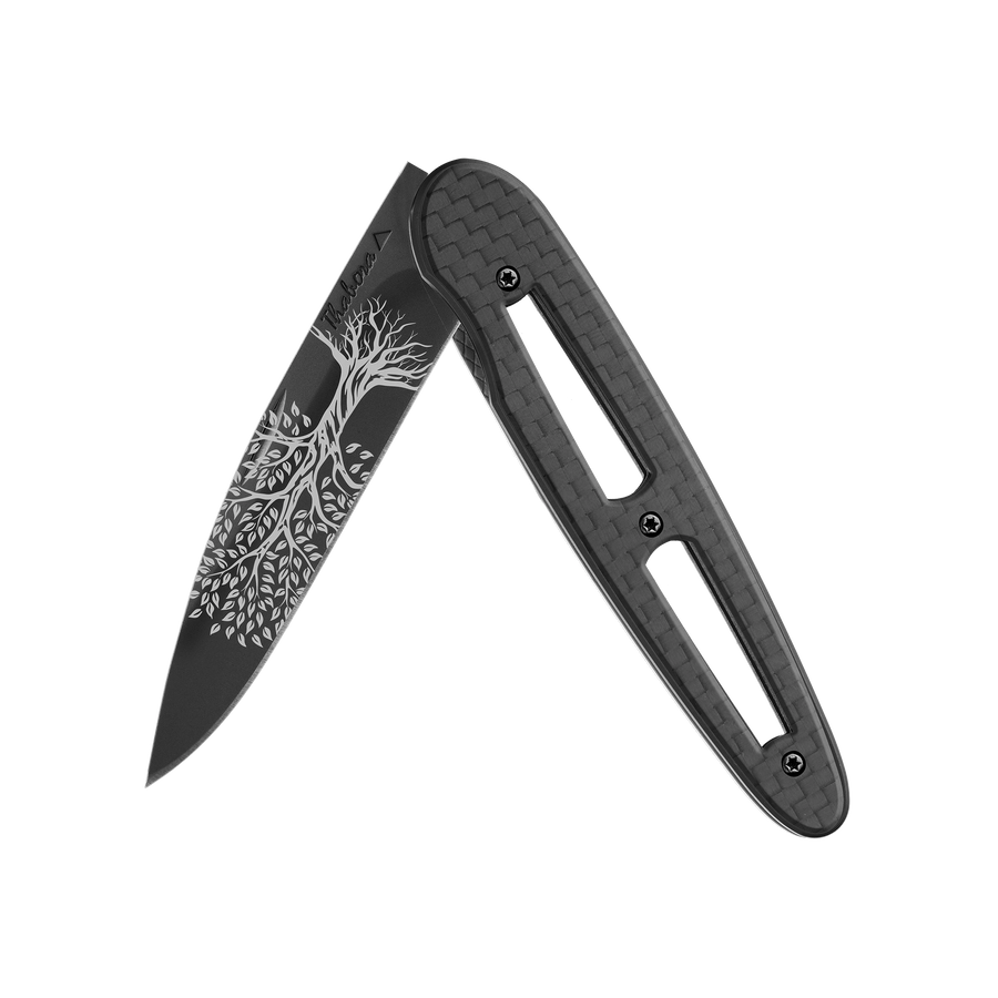 Couteau acier finition titane noir plaquette ajourée carbone motif «arbre de vie»