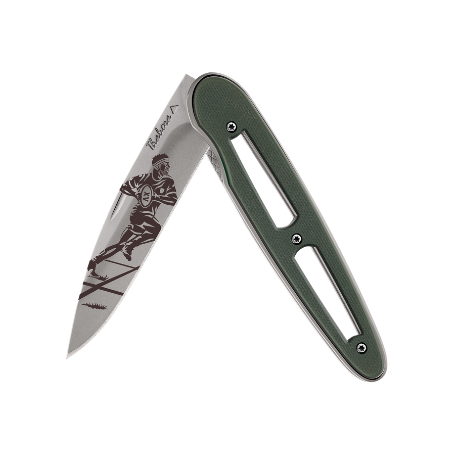 Couteau acier finition titane gris plaquette ajourée résine g10 kaki motif «rugbyman»