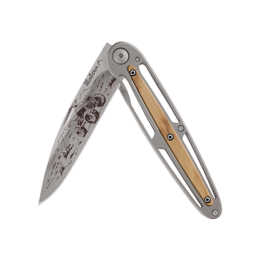 Couteau acier finition titane gris plaquette centrale bois clair motif «quad»