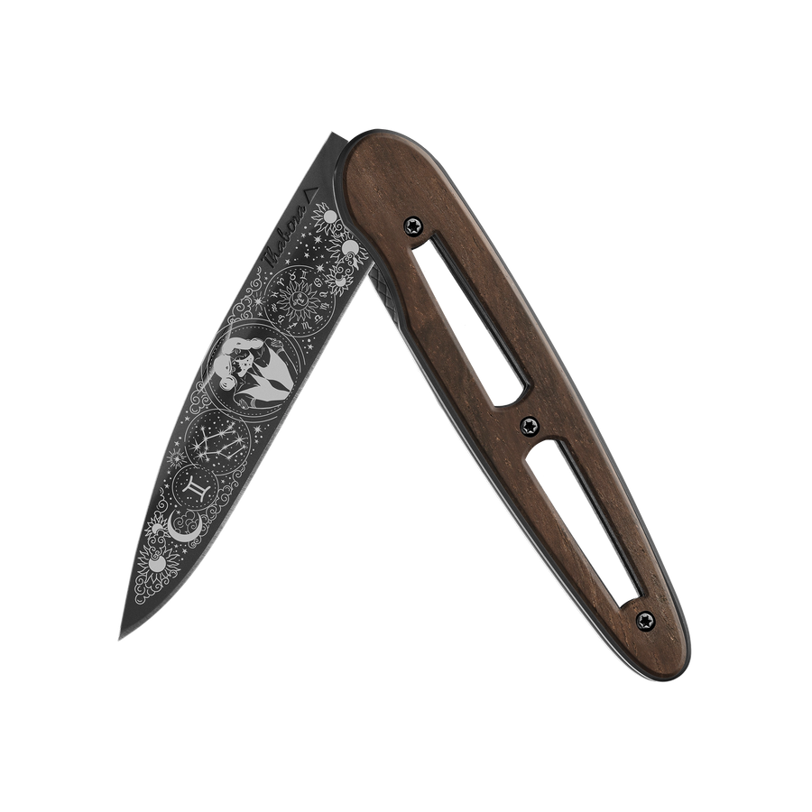 Couteau acier finition titane noir plaquette ajourée bois foncé motif «zodiaque gémeaux»
