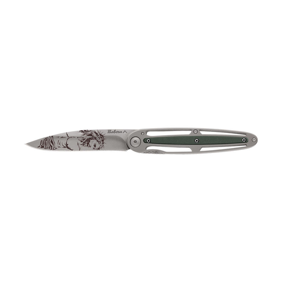 Couteau acier finition titane gris plaquette centrale résine g10 kaki motif «christ»