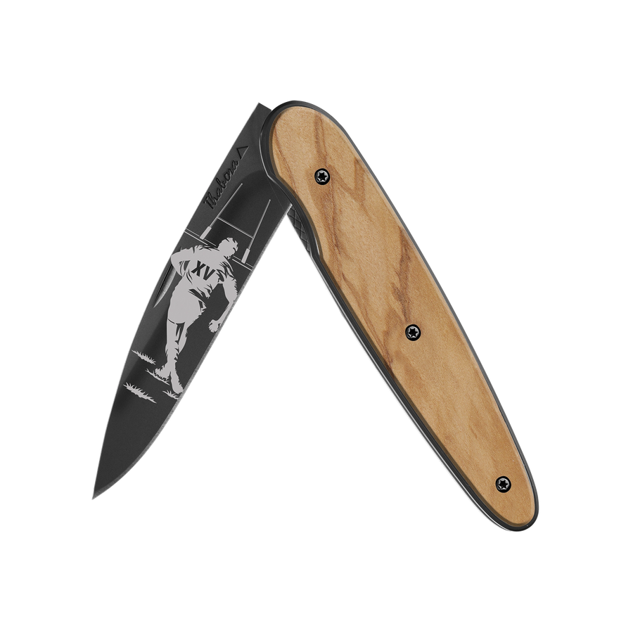 Couteau acier finition titane noir plaquette pleine bois clair motif «rugby»