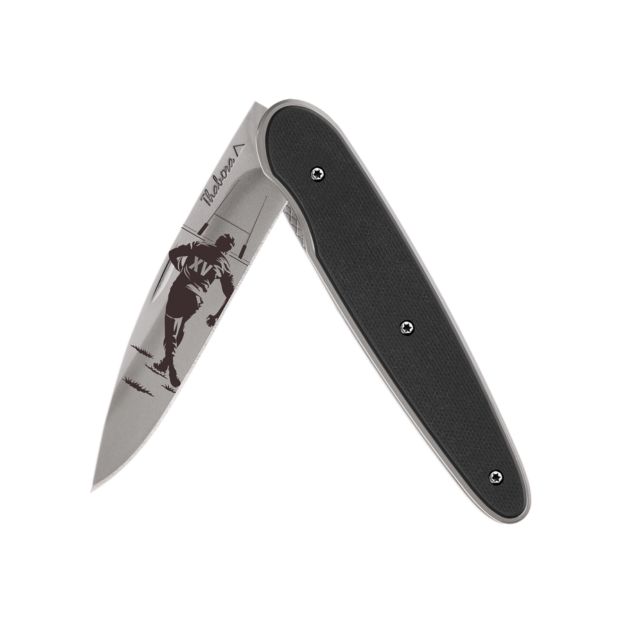 Couteau acier finition titane gris plaquette pleine résine g10 noir motif «rugby»