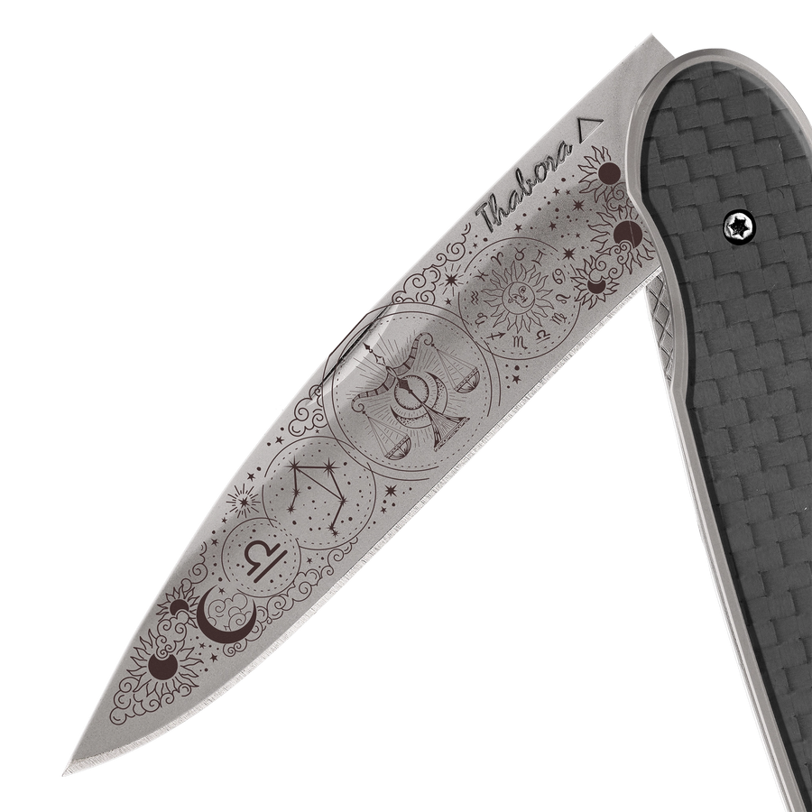 Couteau acier finition titane gris plaquette pleine carbone motif «zodiaque balance»