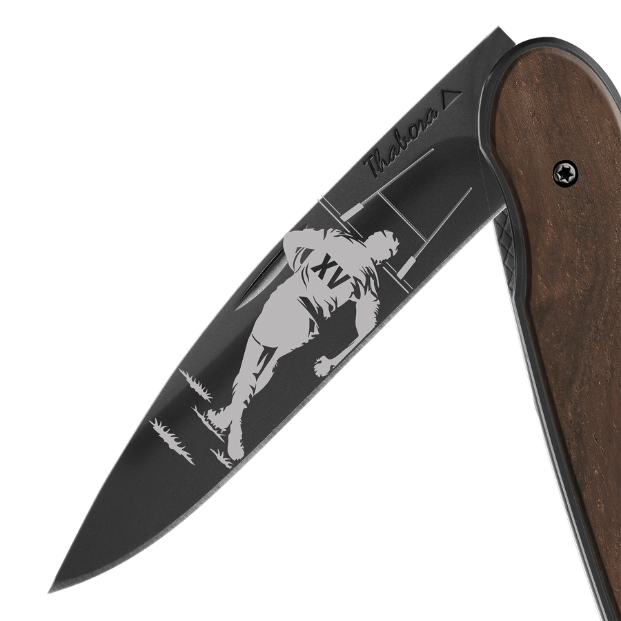 Couteau acier finition titane noir plaquette pleine bois foncé motif «rugby»