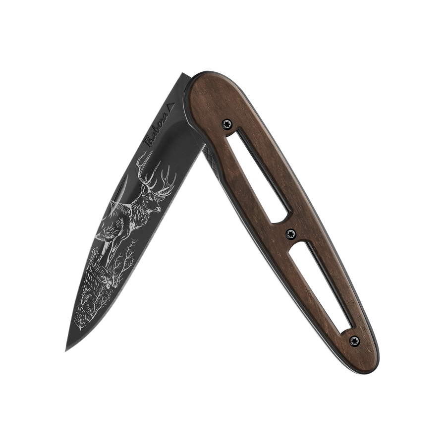Couteau acier finition titane noir plaquette ajourée bois foncé motif «cerf»