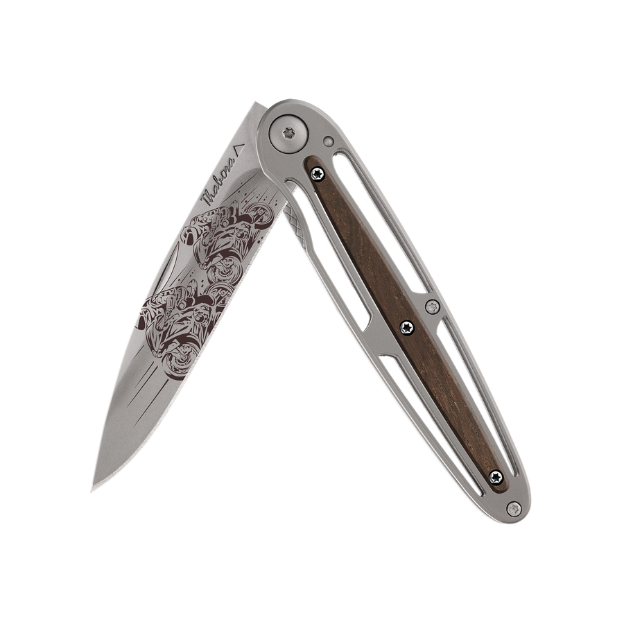 Couteau acier finition titane gris plaquette centrale bois foncé motif «motos de course»