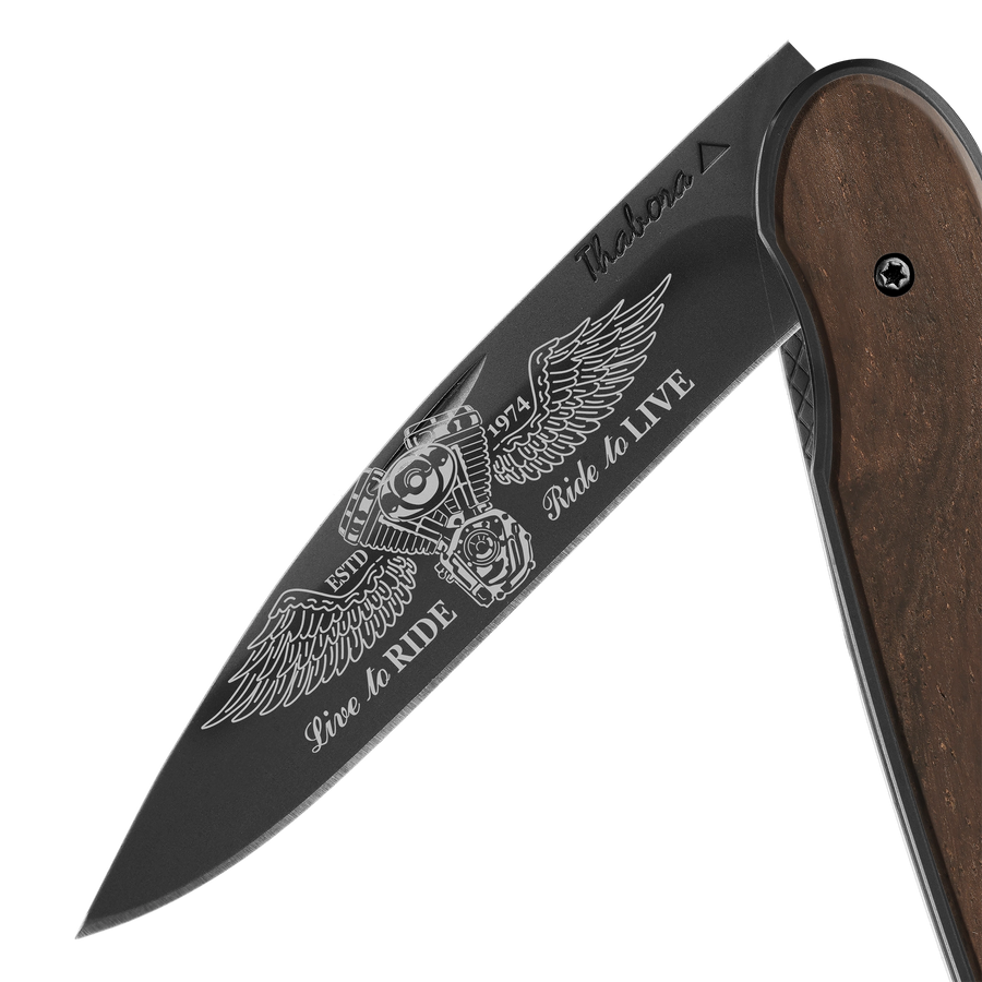 Couteau acier finition titane noir plaquette pleine bois foncé motif «biker ailes»