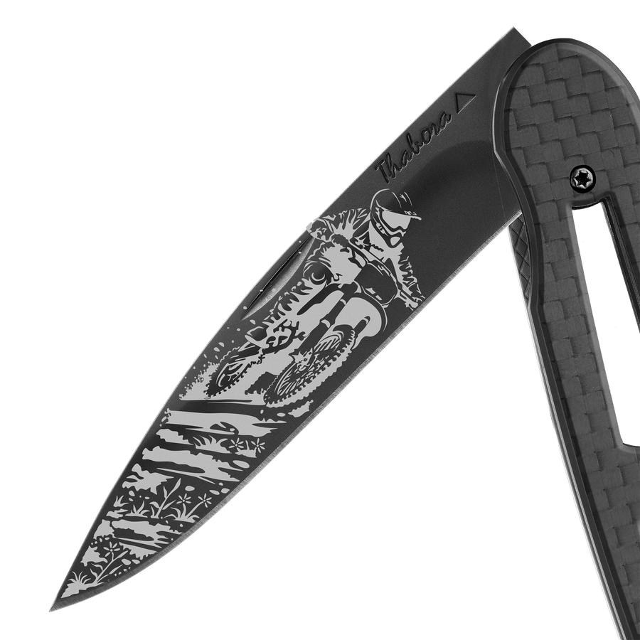 Couteau acier finition titane noir plaquette ajourée carbone motif «motocross»