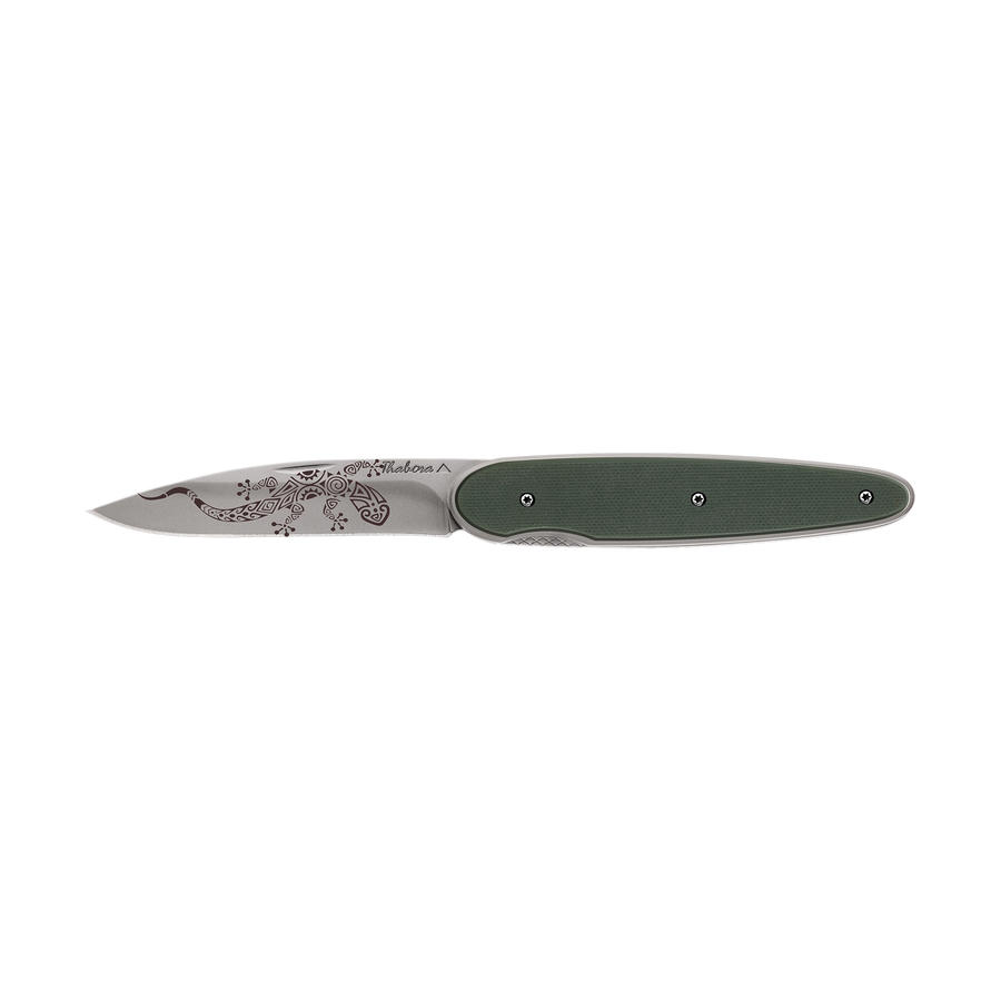Couteau acier finition titane gris plaquette pleine résine g10 kaki motif «salamandre tribale»