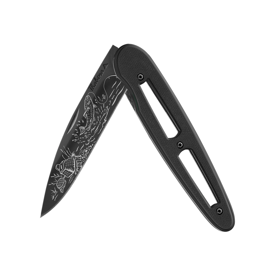 Couteau acier finition titane noir plaquette ajourée résine g10 noir motif «pêche rivière»