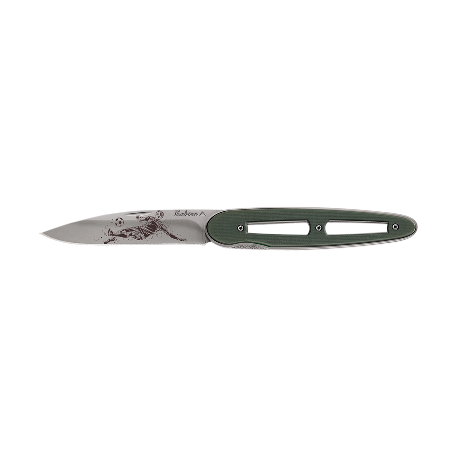 Couteau acier finition titane gris plaquette ajourée résine g10 kaki motif «footballeur»