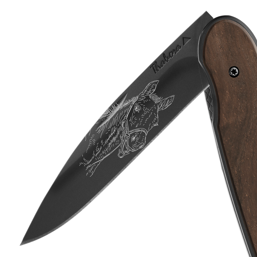 Couteau acier finition titane noir plaquette pleine bois foncé motif «poulain»