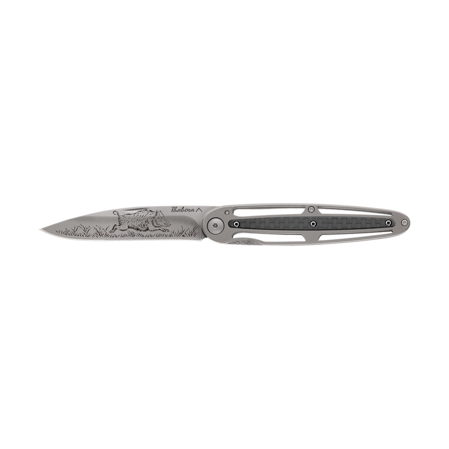 Couteau acier finition titane gris plaquette centrale carbone motif «sanglier»