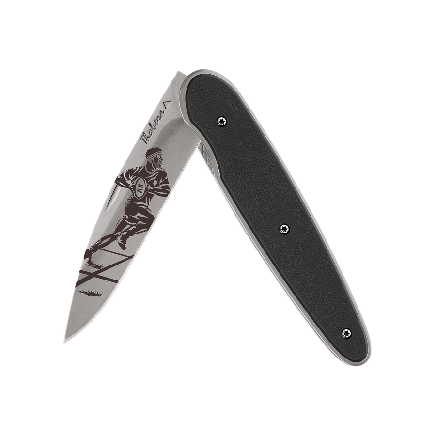 Couteau acier finition titane gris plaquette pleine résine g10 noir motif «rugbyman»