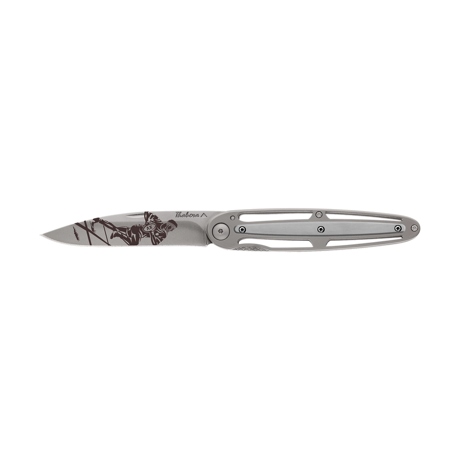 Couteau acier finition titane gris plaquette centrale acier brossé motif «rugbyman»