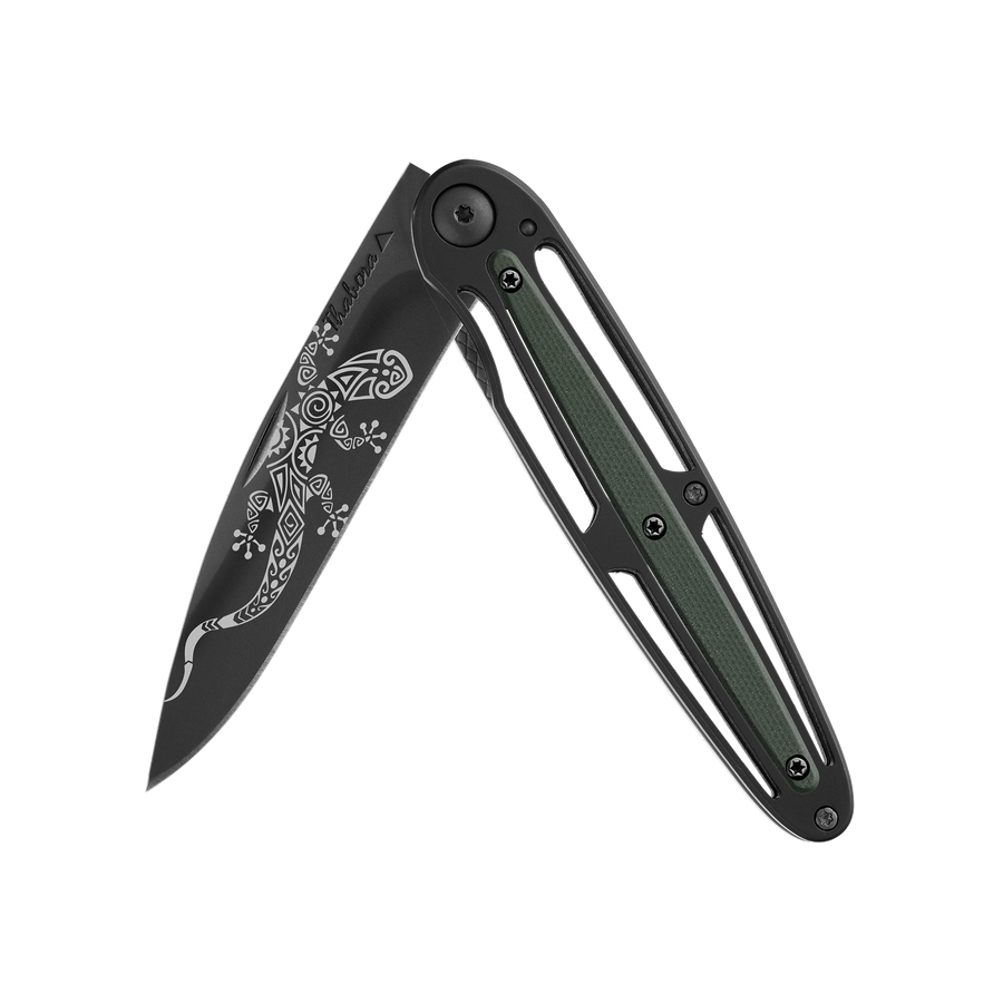 Couteau acier finition titane noir plaquette centrale résine g10 kaki motif «salamandre tribale»