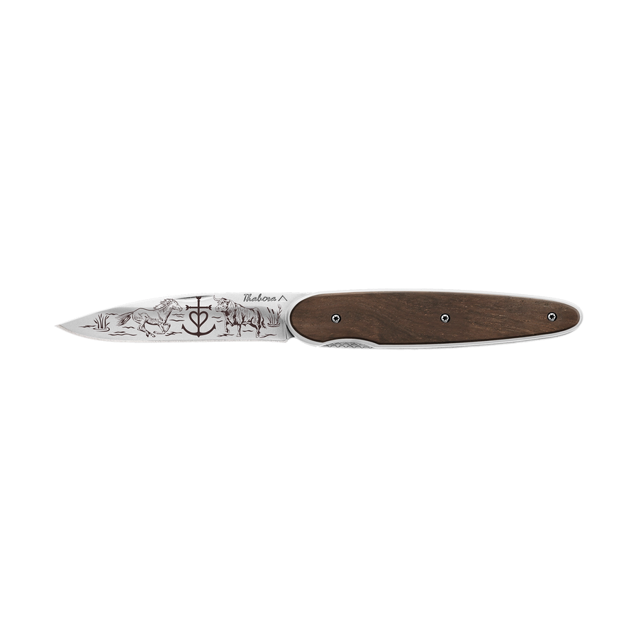 Couteau acier finition brillante plaquette pleine bois foncé motif «camargue»