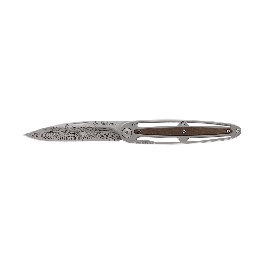 Couteau acier finition titane gris plaquette centrale bois foncé motif «chevreuil»