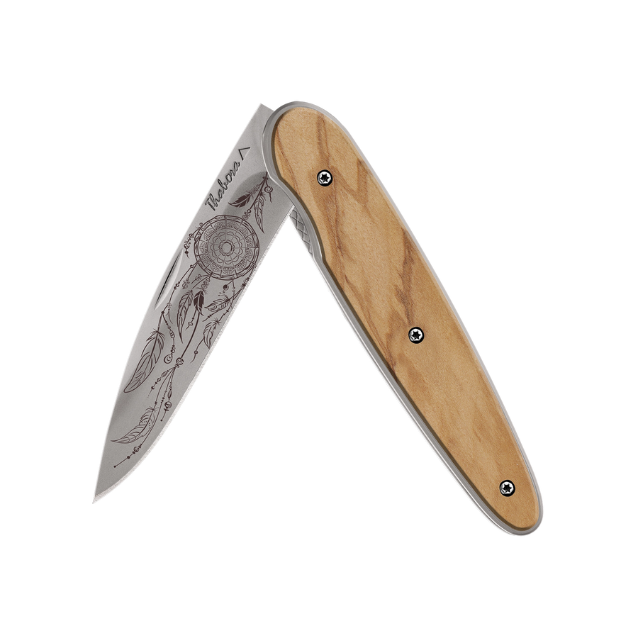 Couteau acier finition titane gris plaquette pleine bois clair motif «attrape rêves»