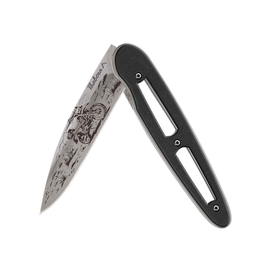 Couteau acier finition titane gris plaquette ajourée résine g10 noir motif «trail»